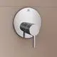 Brausearmatur mit runder Wandplatte und Hebel in verchromtem Metall, montiert an einer hellen Wand. Logo von Ideal Standard sichtbar.